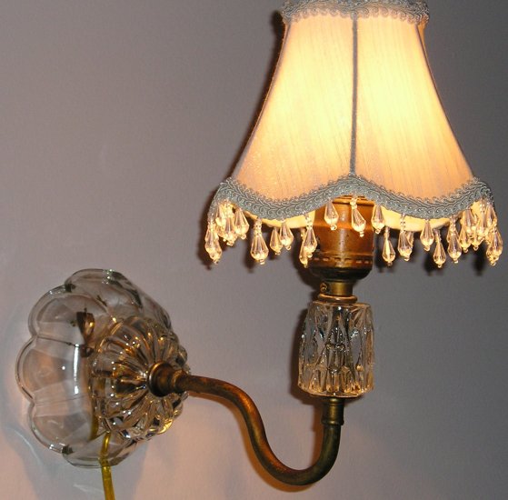 Antique Scallop Base Wall Lamp