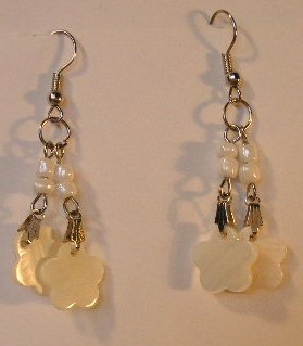 121(Inventory#) White Flower Beads Earrings