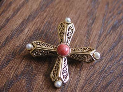 Vintage Brooch With Coral & Pearl Like Stones