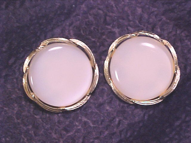 Lisner Cream Thermoset Vintage Clip Earrings
