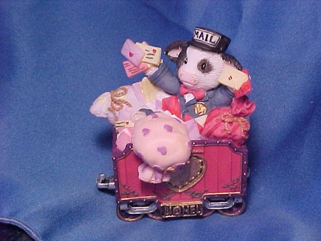Loads of Love for Heifer-body Mary Moo Sculpted Figurine - NEW