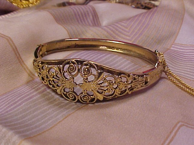 Elegant Vintage Hinged Bracelet Floral Gold Filigree