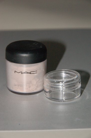 MAC Pigment Sample "Provence" 1/4 tsp (Pretty)
