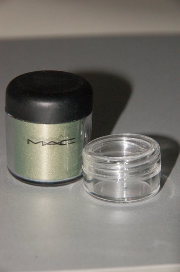 MAC Pigment Sample "Golden Olive" 1/4 tsp sample