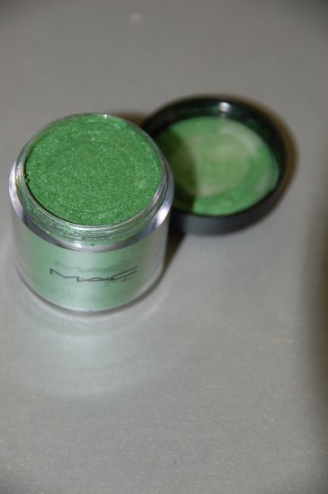MAC Pigment Samples in *Kelly Green* pro