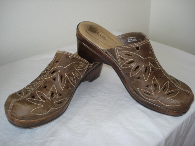 Bass Womens Clogs Tan size 6.5 M.