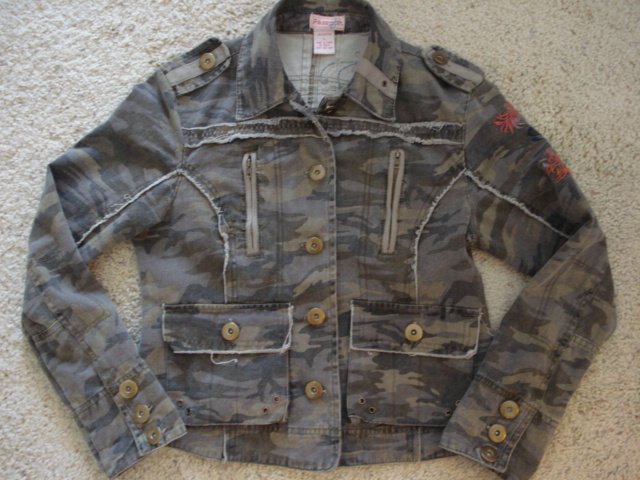CAMOUFLAGE GIRLS JACKET SIZE L (10-11)