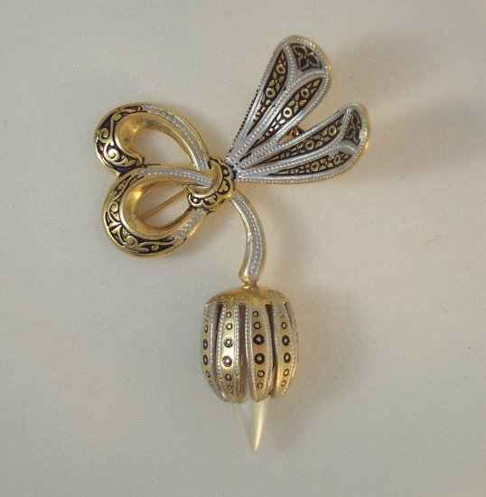 Damascene Signed Spain Brooch/Pin on Gold Tone faux pearl