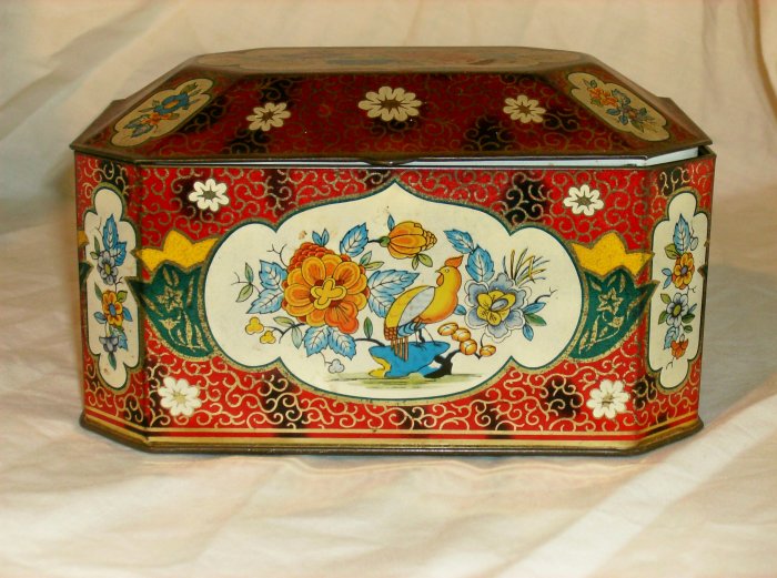 Beautiful hinged Tea Tin
