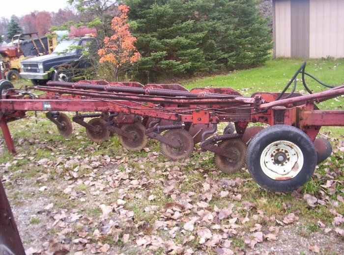 Melroe 912 Submounted Plow - 5 Bottom