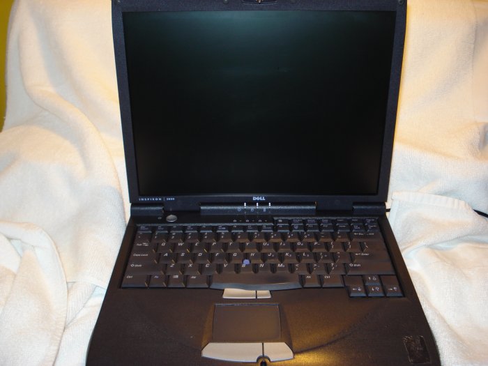 Dell Inspiron 3800 LAPTOP 10GB HD, 256 MB Ram 600 MHZ WINDOWS XP LOADED