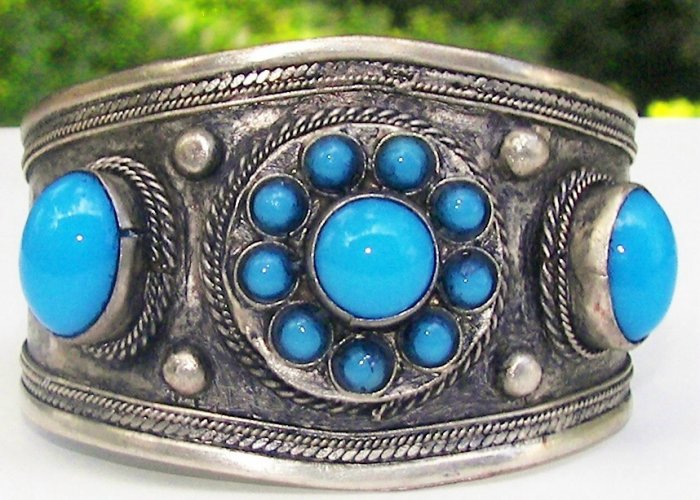 Vintage Bracelet: Turquoise-Colored Cabachons