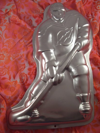 SOLD! Wilton Cake Pan Hockey Player 1998 #2105-724