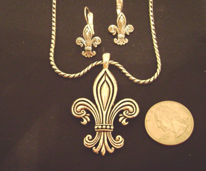 Fleur de lis stripe pendant set