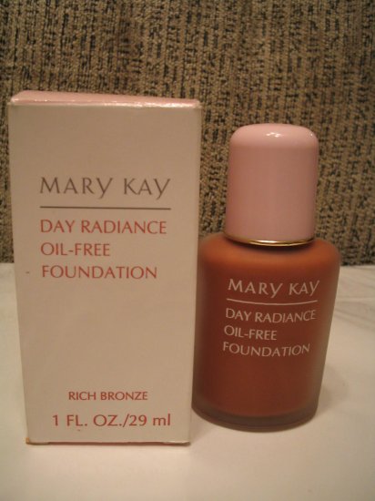 MARY KAY Day Radiance Oil Free Foundation Rich Bronze **JUST REDUCED**