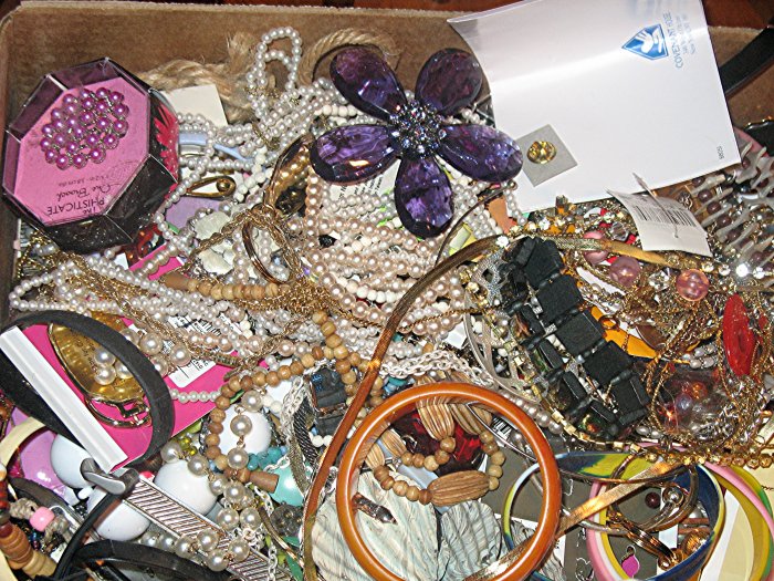 HUGE LOT OF UNSORTED COSTUME JEWLERY RHINESTONES 10LBS+ TREASURE HUNT