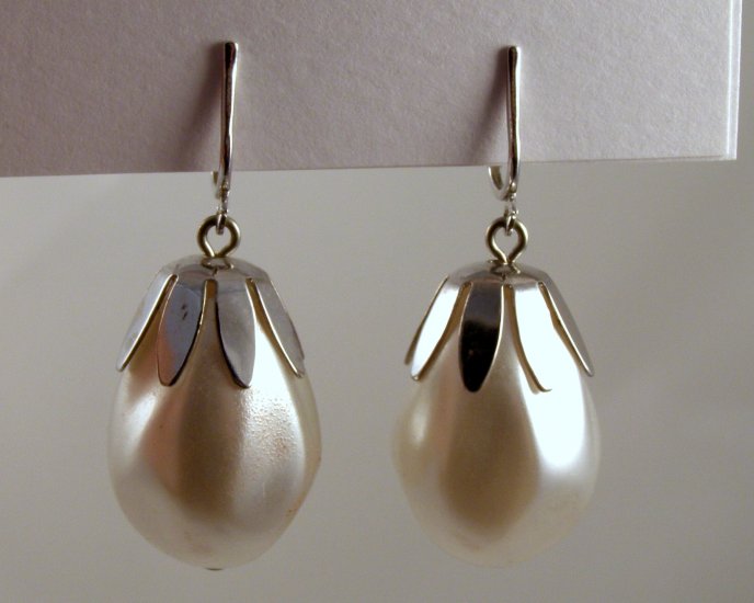 VINTAGE EARRINGS Sarah Coventry White Imitation Pearl Danglers