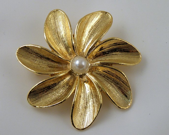 VINTAGE PIN BROOCH Gerry's Signed Brushed Golden Texture Flower Imitation Pearl