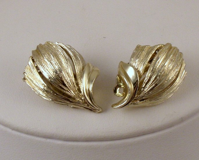 VINTAGE EARRINGS Lisner Golden Tulip Flowers Clips Signed