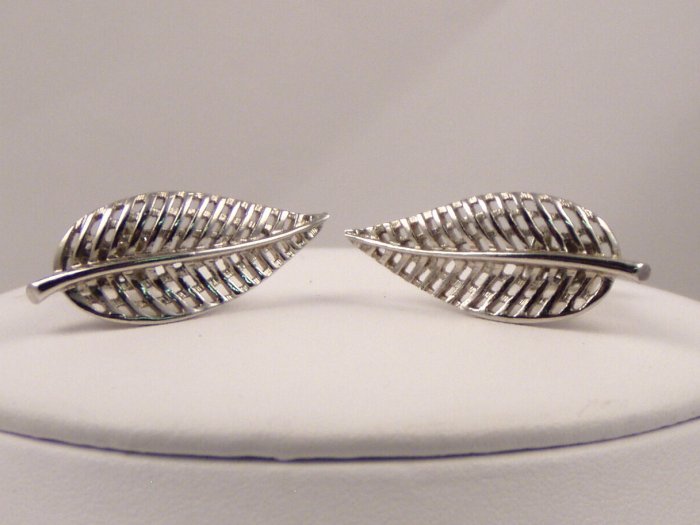 VINTAGE EARRINGS Elegant Silvery Lacy Leaf Design Coro clips