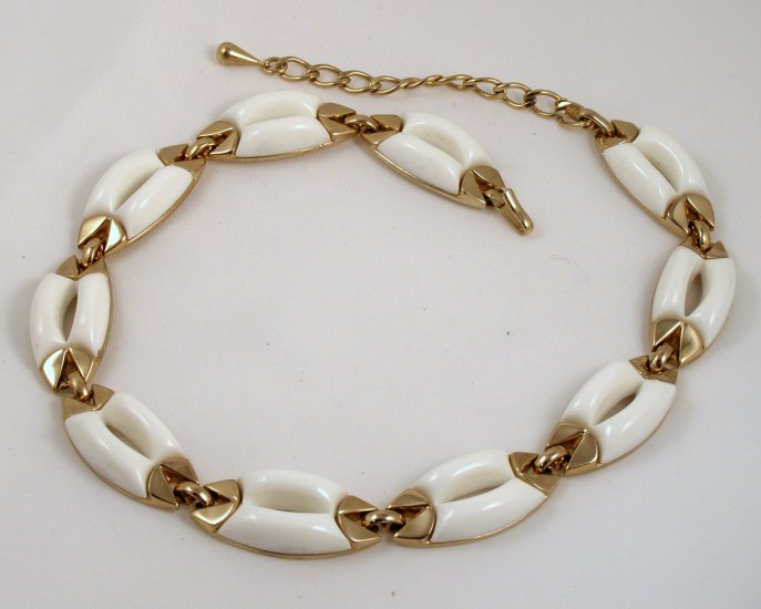 VINTAGE NECKLACE Monet White Thermo Plastic Choker Mod