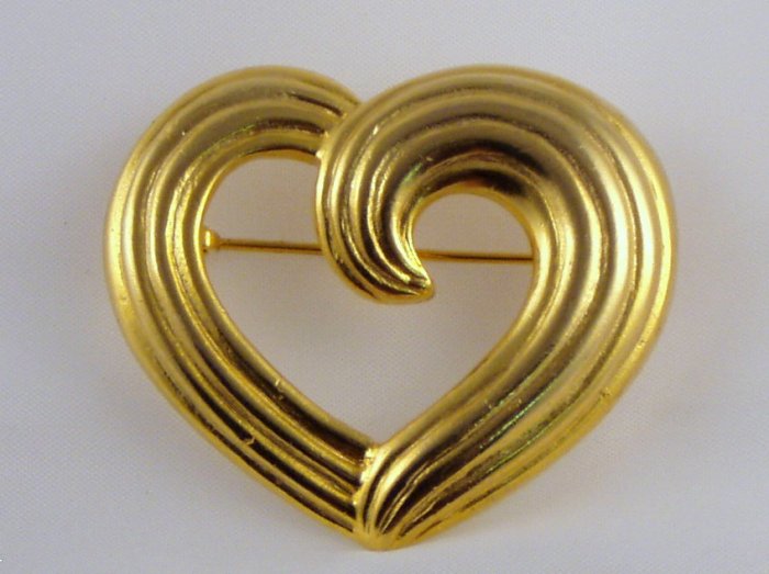 VINTAGE PIN BROOCH Gorgeous Open Swirl Heart Ridged Goldtone Sweet