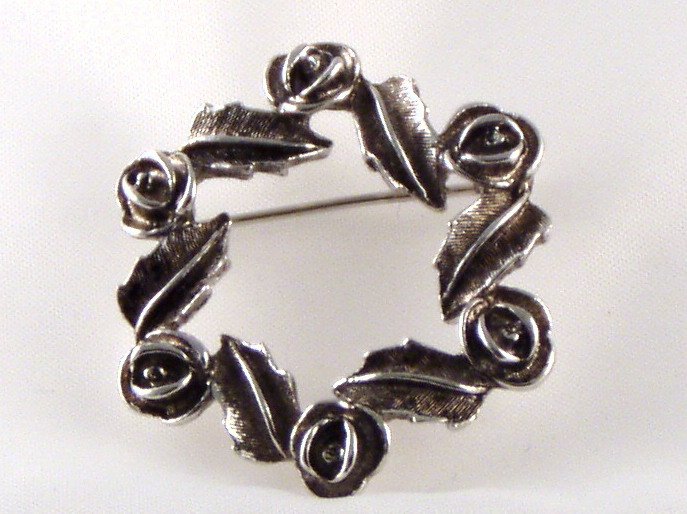 VINTAGE PIN BROOCH Sarah Coventry "Antique Rose" Wreath Antiqued Silvertone Metal Circle