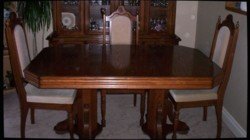 SOLID OAK TABLE & 6 CHAIRS