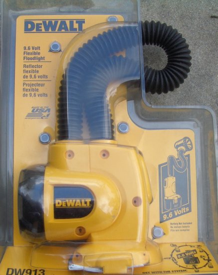 DW913 Dewalt Heavy-Duty 9.6V Cordless Snakelight Flashlight