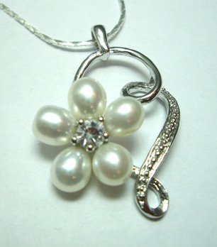 Noble Pearl Flower Pendant Necklace White - Free Shipping