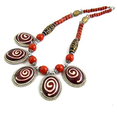 24624-resin with alloy necklace
