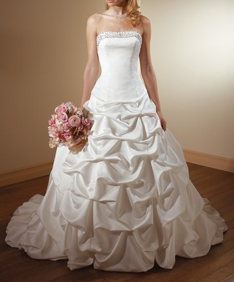 GORGEOUS WEDDING GOWN !