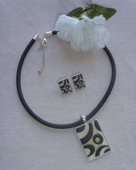 Necklace with amazing pendant and earrings