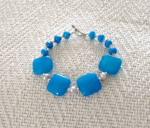 FREE SHIPPING Stunning capri blue jade bracalet Gorgeous color