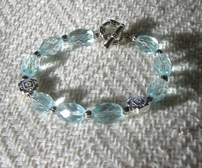 FREE SHIPPING Gorgeous aquamarine glass beads and silver bracelet