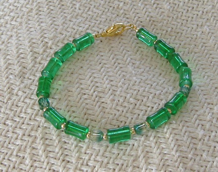 FREE SHIPPING Super pretty green glass bracelet