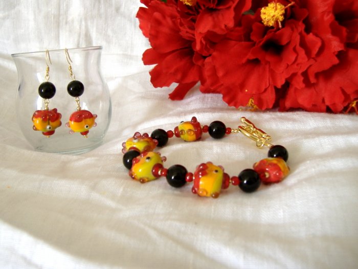 FREE SHIPPING fun and funky tropical lampwork glass fish bracelet