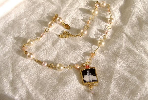 FREE SHIPPING Marilyn Monroe charm necklace with pearls