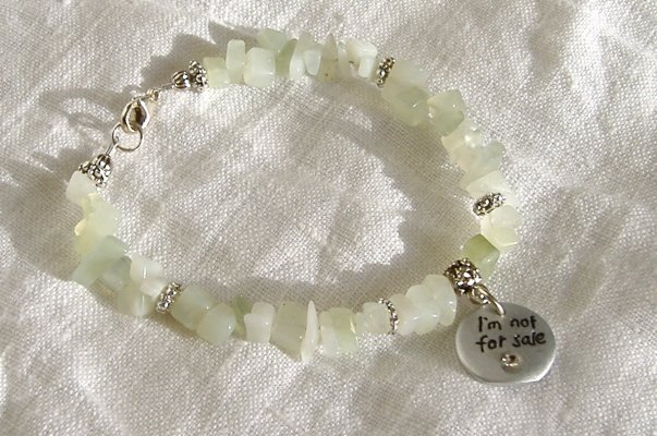 FREE SHIPPING new jade chips bracelet with NOT FOR SALE charm