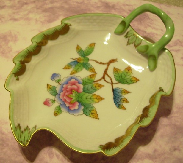 Lovely Antique HEREND Hungary Queen Victorian Leaf Dish Nappy