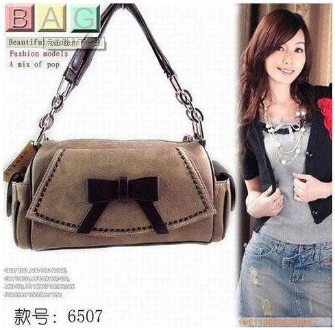 Korean Star Fashion Handbag with Black Ribbon B04001T