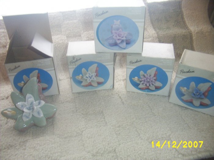 Porcelain Victorian Flower x 18 pcs NIB gift flower
