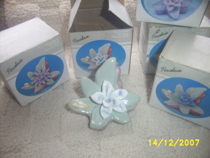 Porcelain Victorian Flower x 21 pcs NIB gift flower