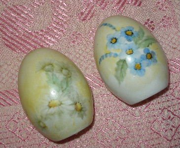 Vintage egg shaped hand painted salt & pepper shakers FREE US SHIPPING