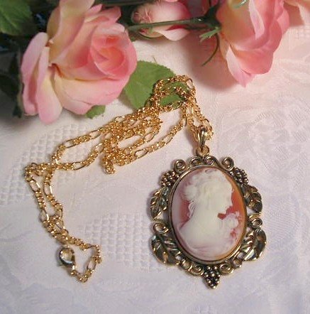 Victorian Antique Style Cameo Pendant Necklace