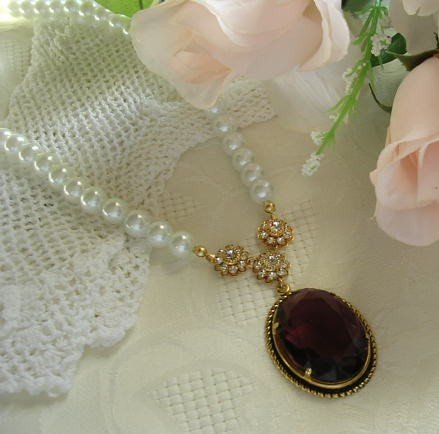 Single Strand White Glass Pearl Necklace With Imitation Amethyst Pendant