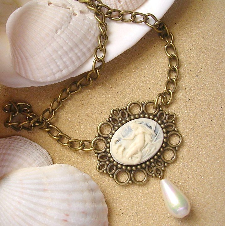 Cameo Necklace With Teardrop Pearl