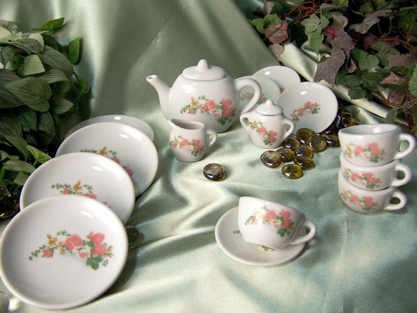 17 pc Child's Tea Set