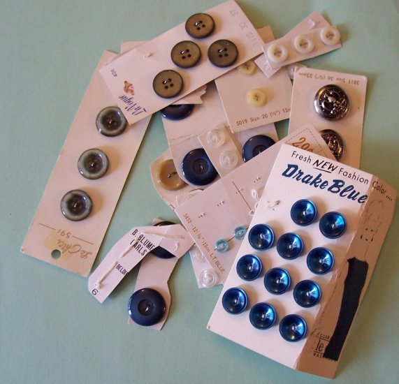 Lot vintage buttons on cards