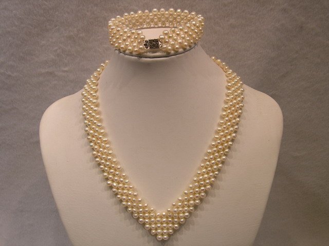 Freshwater Pearl Necklace and Bracelet Set
